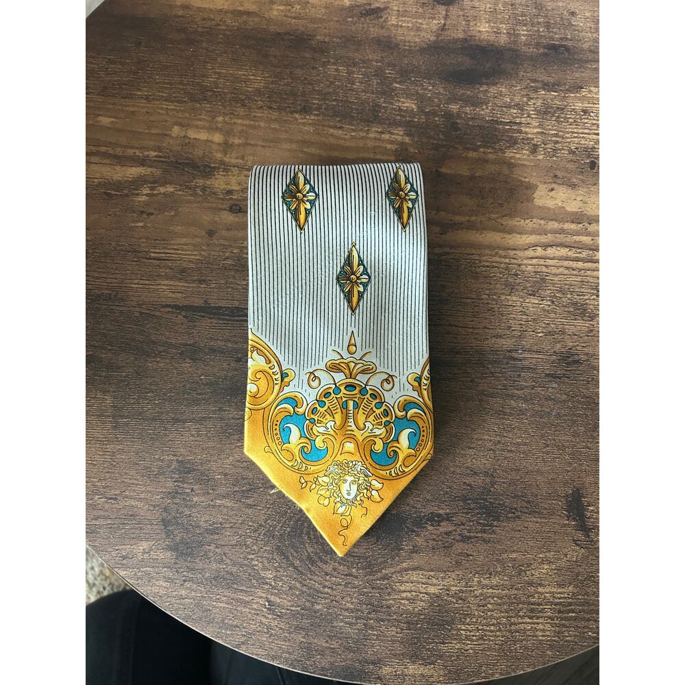 🖤💛 Vintage Gianni Versace Versus Silk Tie – Baroque + Diamond Motif - Picture 3 of 9